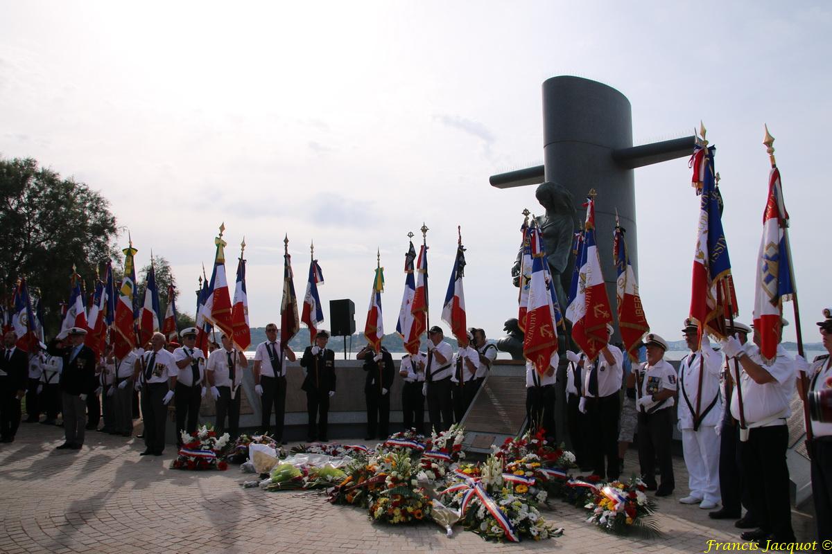 Hommage, en mer comme à terre, aux marins disparus à bord du sous-marin ...